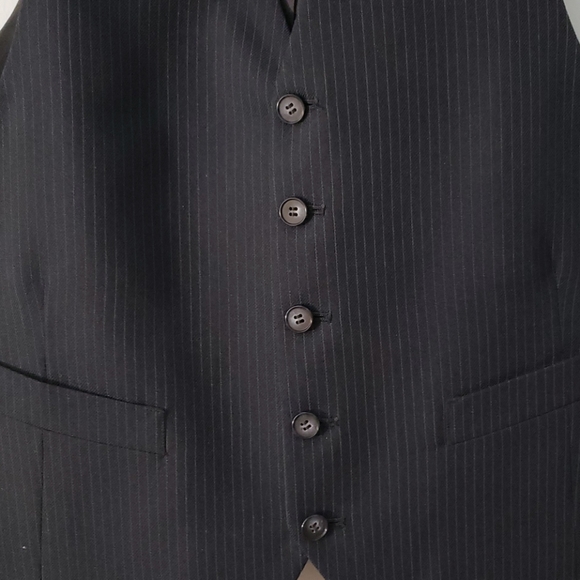 A suit vest - Picture 3 of 5